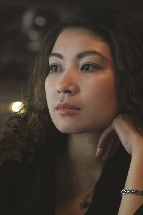 Di Li là cử nhân tiếng Đức và tiếng Anh, thạc sĩ Quản lý giáo dục, là tác giả của nhiều truyện ngắn, tiểu thuyết, sách chuyên ngành như: Trại hoa đỏ, Cocktail thị thành, San hô đỏ, The Black Diamond...