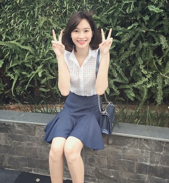 Hay chỉ đơn giản hơn là mix chân váy xòe cùng áo sơ mi như HH Thu Thảo bạn cũng thật dễ thương, đáng yêu khi tới công sở hay hẹn hò cuối tuần.