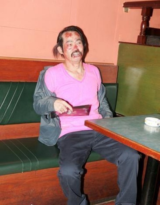 Ông ngày ngày lo lắng kiếm tiền sinh nhai.