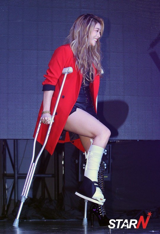 Vết thương khá nặng, nữ ca sĩ bị gãy xương nên phải mang theo nạng. Sự cố cũng khiến Ailee từng phải hoãn lại kế hoạch phát hành Vivid. Trong buổi showcase, Ailee chỉ có thể ngồi trên ghế biểu diễn. Để hoàn thành Vivid, Ailee hợp tác với nhiều nhà sản xuất âm nhạc nổi tiếng như Duble Sidekick, Imai Ryosuke. 