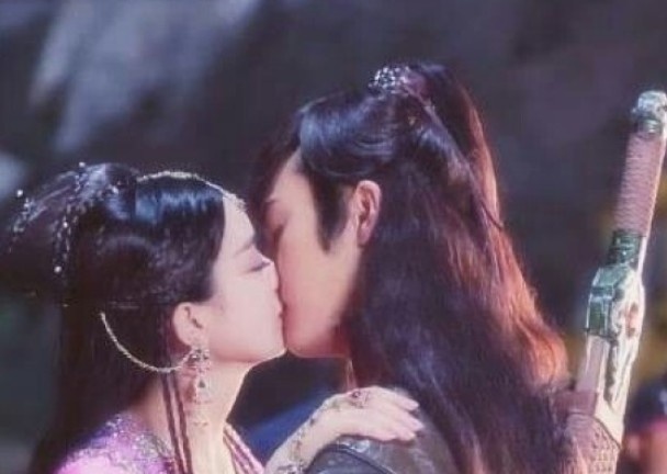 Cảnh hôn của cặp đôi trong phim.