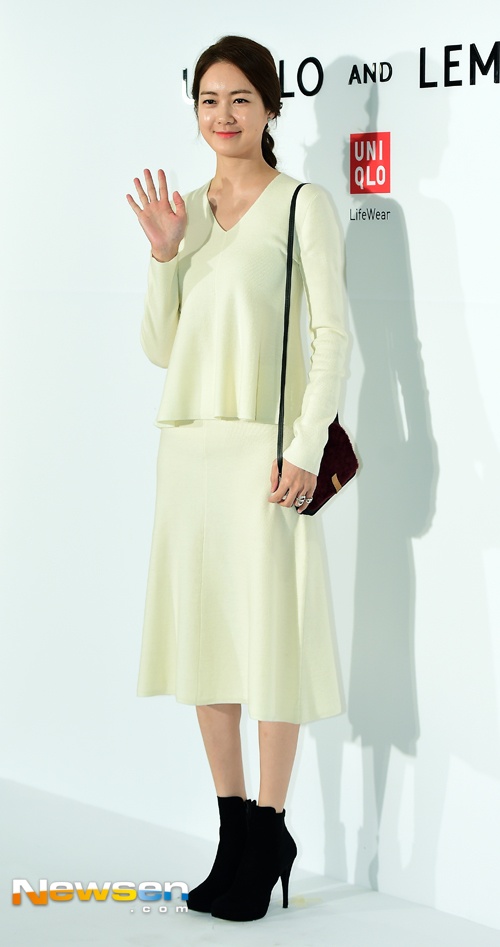 Cô tươi tắn trước ống kính. Khó ai tin rằng người đẹp đã ở tuổi gần tứ tuần và là mẹ của ba nhóc tì.