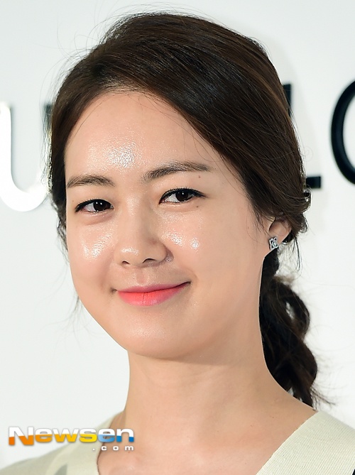 Người đẹp trẻ trung với làn da căng mịn.