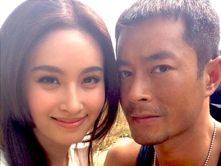 Năm 2013, Cổ Thiên Lạc vướng tin đồn hẹn hò mỹ nhân chuyển giới Thái Lan Nong Pong khi cả hai cộng tác trong phim hành động White Storm. Về phía Cổ Thiên Lạc, anh chọn cách im lặng trước scandal tình cảm. Hiện tại, dù đã ở tuổi ngoài tứ tuần nhưng tài tử vẫn tràn đầy niềm đam mê với diễn xuất và chưa có ý định kết hôn.