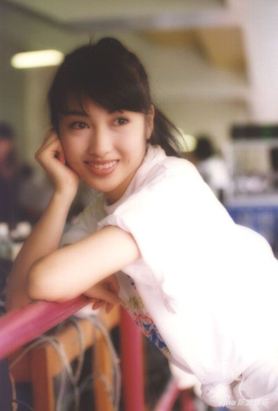 Giai đoan từ năm 1994-2000, Lê Tư vươn tầm Ảnh hậu đài TVB với nhiều vai diễn nặng ký. Cô công khai tình cảm với một nha sĩ nhưng sau đó cả hai chia tay vì không hợp tính cách.