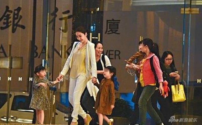 Ảnh gần đây của Lê Tư bên hai con khi đi dạo trên đường phố Hong Kong.