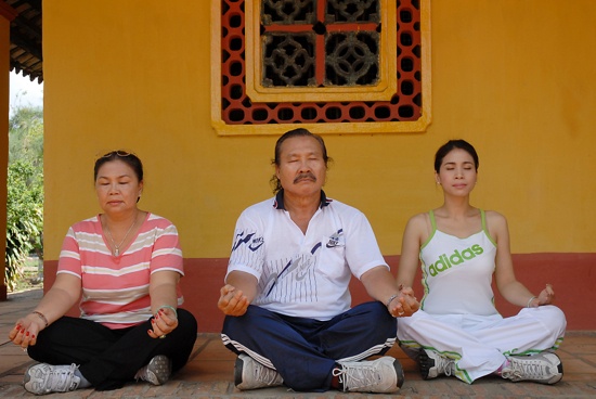 Em gái Lý Hùng ngồi Thiền bên cha mẹ