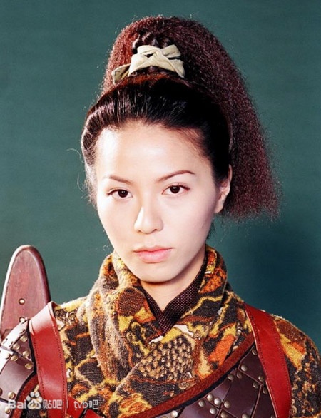 Đằng Lệ Minh Trong Cỗ máy thời gian, Đằng Lệ Minh đóng vai Thiện Nhu, nữ sát thủ có vẻ ngoài lạnh lùng nhưng bên trong là trái tim ấm áp, tràn đầy yêu thương. Ngoài ra, nữ diễn viên sinh năm 1976 còn được khán giả nhớ đến với vai cảnh sát Trần Tam Nguyên trong series phim ăn khách Lực lượng phản ứng. Hiện tại, cô đã kết thúc hợp đồng với TVB và đang là diễn viên tự do.