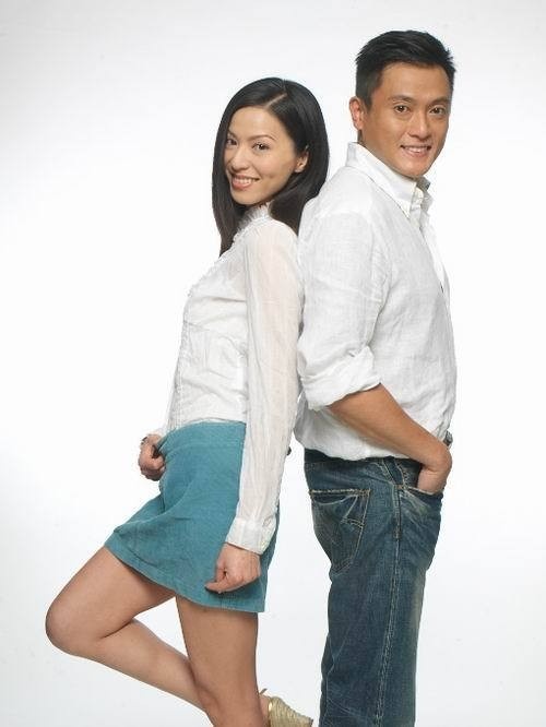 Năm 1998, Đằng Lệ Minh công khai hẹn hò cùng Ngụy Tuấn Kiện. Cả hai bí mật đính hôn và Lệ Minh được coi như con dâu trong nhà. Năm 2007, Tuấn Kiệt bất ngờ chia tay Lệ Minh và nhanh chóng tổ chức hôn lễ với cô sinh viên Đại lục kém anh 20 tuổi. Tháng 12/2013, cô  thoát khỏi ám ảnh của chuyện tình buồn và có đám cưới lãng mạn tại Thái Lan cùng bạn trai Chu Kiến, sau hơn hai năm tìm hiểu.