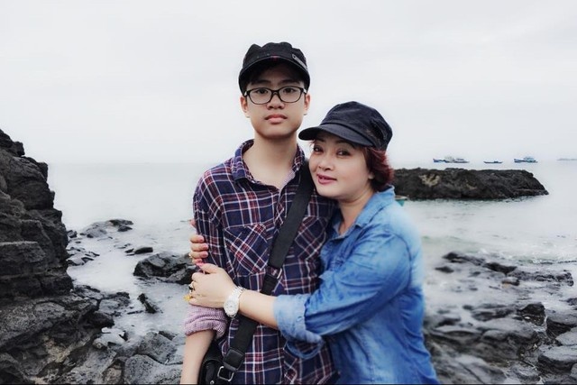 Nghệ sĩ hài Trà My bên con trai (ảnh nhân vật cung cấp).