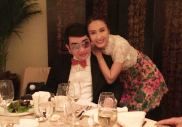 Lê Tư ngọt ngào chụp ảnh cùng em trai.