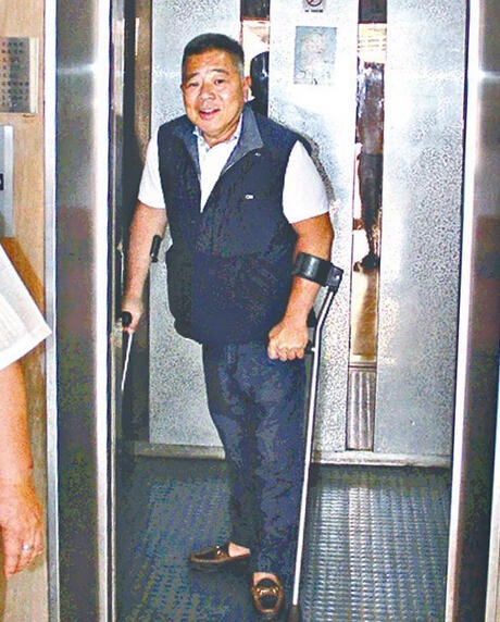 Chồng Lê Tư đến từ sớm để tổ chức tiệc sinh nhật vợ.