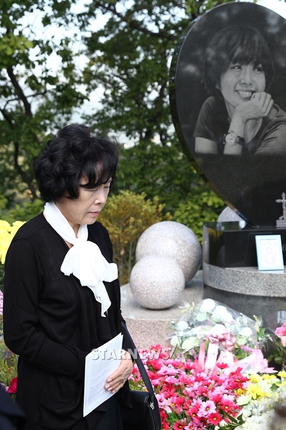 Mẹ Choi Jil Sil trầm tư bên mộ con gái.