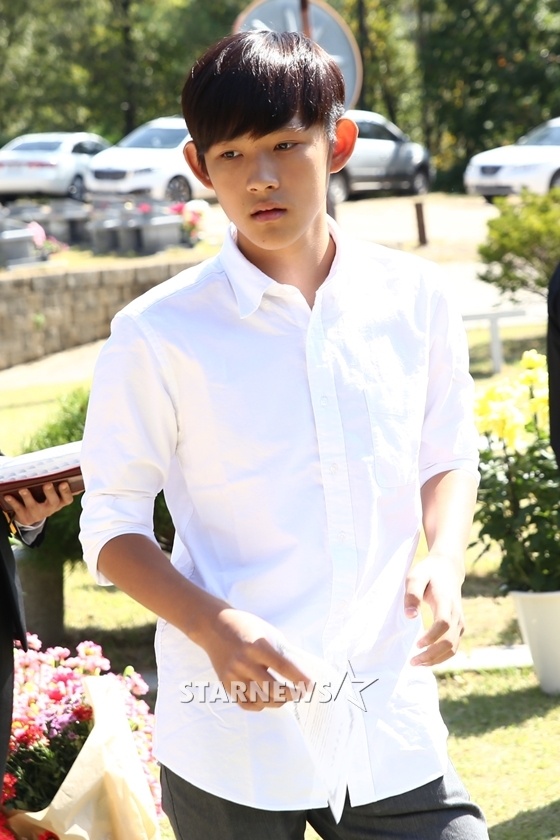 Con trai Choi Jin Sil đến từ rất sớm. Ở tuổi 15, Hwan Hee ngày càng giống mẹ. Trong một buổi phỏng vấn, Hwan Hee tiết lộ sự trăn trở về nghề nghiệp. 