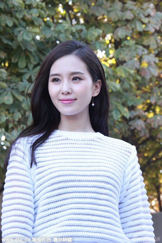 Lưu Thi Thi nổi bật dù không hề chọn trang phục cầu kỳ.