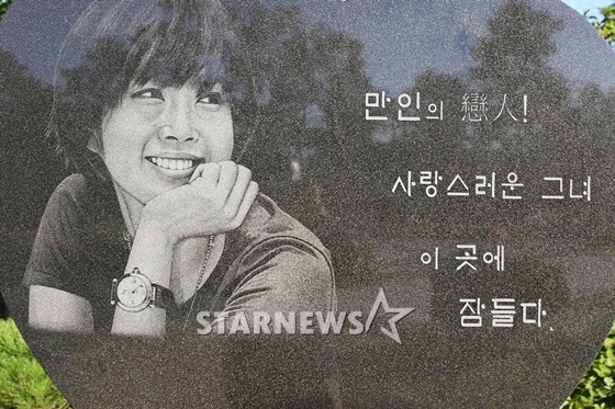 Ngày 2/10/2008, làng giải trí chấn động khi Choi Jin Sil treo cổ tự tử. Khi đó, con trai đầu của cô mới 8 tuổi, con gái 6 tuổi. Sau 7 năm, ngày cô qua đời, gia đình, bạn bè và cả người hâm mộ có mặt tại nơi cô an nghỉ cuối cùng để cùng tưởng nhớ.