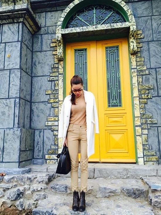 Trong chuyến lưu diễn ở Châu Âu, cô cũng không quên chụp lại những bộ cánh bắt mắt của mình.Quần da màu nude cùng với ankle boot là công thức mix đồ tối cần thiết cho những bạn gái sành điệu. 