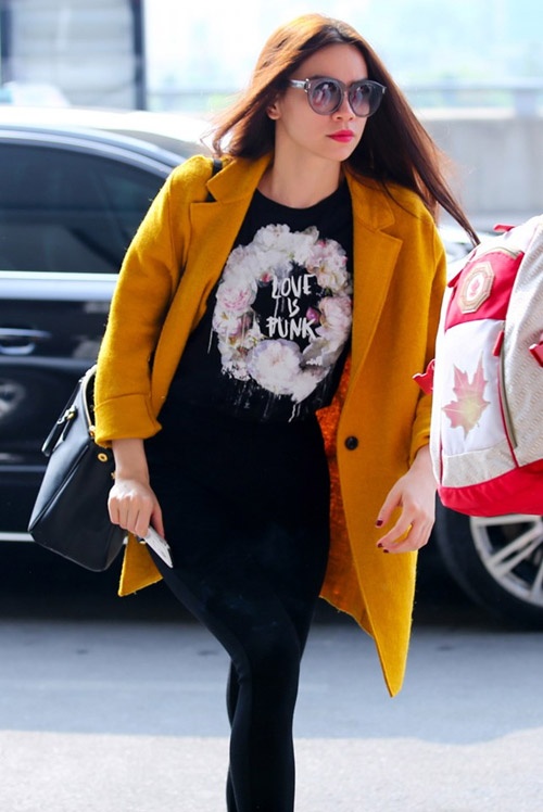 Hồ Ngọc Hà nhận được rất nhiều sự tán thưởng khi xuất hiện với chiếc áo khoác trench coat màu vàng mù tạt đúng mốt mix cùng áo thun họa tiết trẻ trung. Với cách mix này trông cô trẻ lên rất nhiều. 