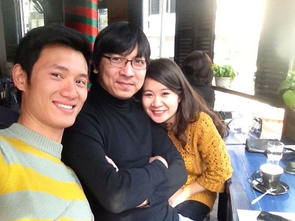 Anh và bạn bè đồng nghiệp trong quán cafe susi do mình làm chủ