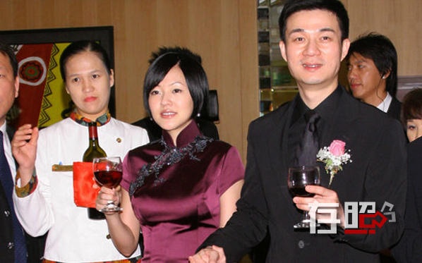 Tiểu S và Hứa Nhã Quân: Sau khi cưới, Hứa Nhã Quân liên tục vướng vào tin đồn cặp kè chân dài. Nhưng mỗi lần như vậy, Tiểu S đều bảo vệ chồng: “Tôi tin tưởng anh ấy”. QQ cho biết, thực chất, cô bị buộc phải làm vậy vì họ có hợp đồng thỏa thuận “không can thiệp vào đời sống riêng tư của nhau sau đám cưới”. Vì thế Hứa có thể đi bar thâu đêm suốt sáng mà không lo bị vợ kêu ca.