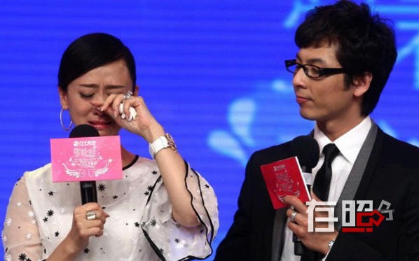 Ông Hồng và Lưu Luân Hạo: Nữ diễn viên gợi cảm từng một lần cưới và chịu cảnh khổ sở vì đổ vỡ. Sau một thời gian mắc chứng trầm cảm, cô tìm thấy tình yêu bên Lưu Luân Hạo. Nhưng cũng vì ám ảnh quá khứ, người đẹp đưa ra nhiều yêu cầu, trong đó, cô khẳng định “không được bạo lực gia đình và tài sản phân chia đều trong trường hợp ly hôn”.