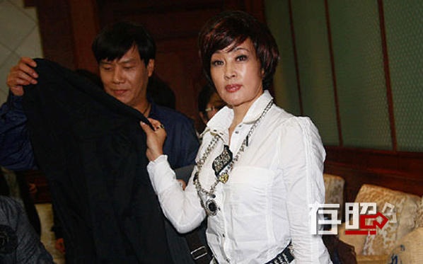 Lưu Hiểu Khánh và A Phong: Họ từng là vợ chồng bất chấp khoảng cách tuổi tác. Nhưng Lưu Hiểu Khánh dù có tuổi vẫn không mụ mị thiếu lý trí. Để kết hôn, bà yêu cầu A Phong ký thỏa thuận ly hôn. Theo đó, anh không có quyền trong tài sản riêng của Hiểu Khánh và phải biết giữ thể diện cho đối phương.