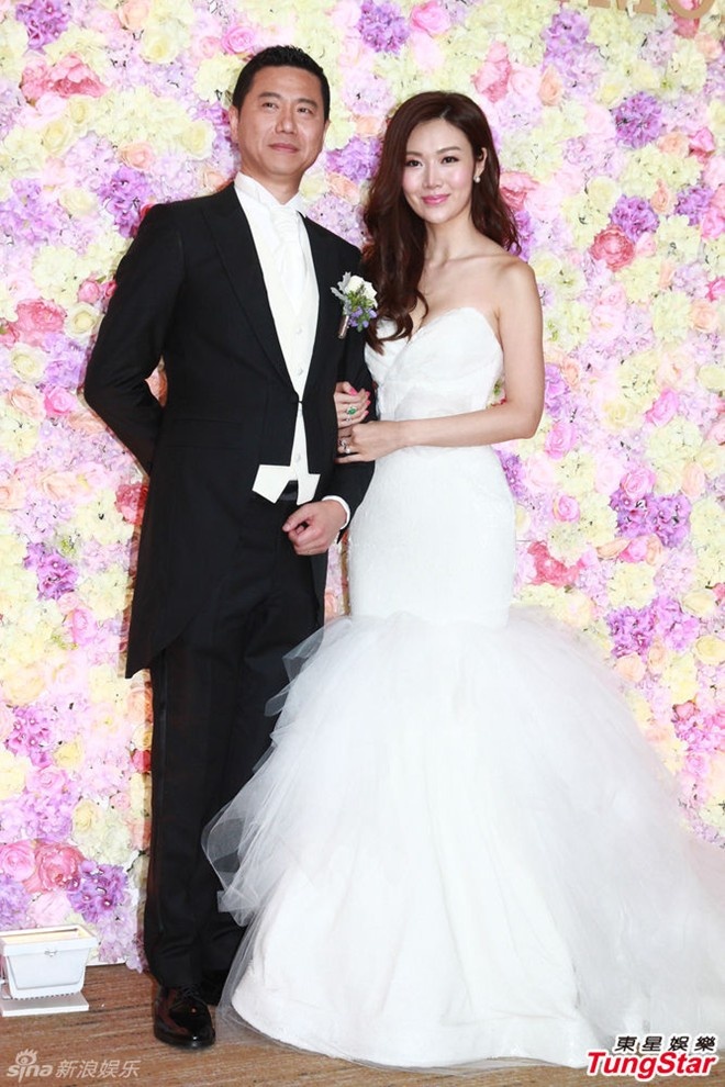 Diệp Thúy Thúy đăng quang Hoa hậu Hong Kong 2005 và được ký hợp đồng với TVB. Cô không có vai diễn đáng chú ý dù làm diễn viên nhiều năm. Nhưng chuyện tình cảm đời tư của cô tốn khá nhiều giấy mực báo giới. Cô liên tiếp bị tố cáo là người đẹp đào mỏ. Trong thời gian yêu Huỳnh Hữu Long (hiện là chồng Triệu Vy), đại gia này từng chi mua cho cô hai căn biệt thự sang trọng. Sau khi chia tay, Diệp Thúy Thúy hẹn hò với hai doanh nhân khác và đều “moi tiền” từ họ. Với ông xã hiện tại, cô được chiều chuộng và mua sắm hàng hiệu. Riêng nhẫn cưới cũng tốn 125.000 HKD.