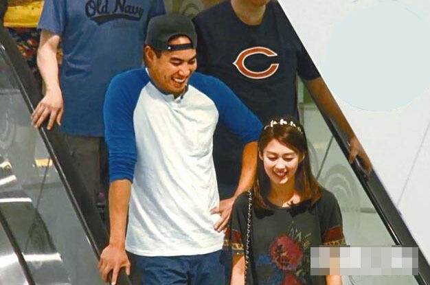 Cô thừa nhận đang hẹn hò với người đàn ông trẻ.