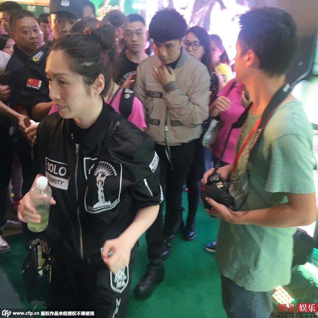 Vợ Cổ Cự Cơ đảm nhận vai trò dọn đường.