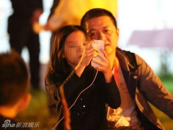 Lý Á Bằng đưa Lý Yên đến ủng hộ chị.