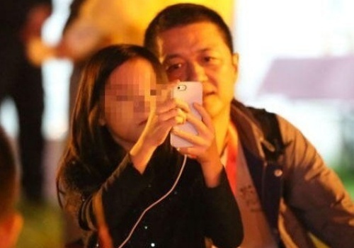 Ly A Bang dua con chung den ung ho con rieng cua Vuong Phi hinh anh