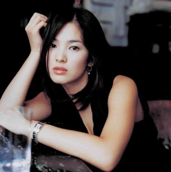 Song Hye Kyo sinh năm 1981, là sao hạng A của làng giải trí xứ Hàn. Sự nghiệp của cô khởi đầu khá sớm trong những năm cuối thập niên 90. Tuy nhiên, cô chỉ đảm nhận vai phụ, ít được chú ý. 