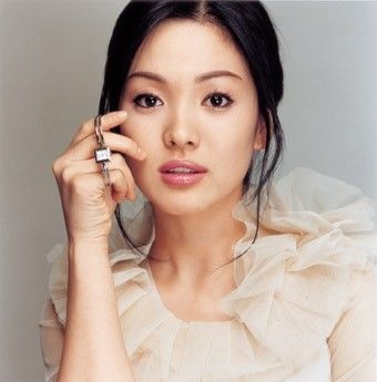 Song Hye Kyo nhanh chóng nổi tiếng và gây chú ý nhờ gương mặt tròn đầy phúc hậu, khuôn miệng dày gợi cảm.