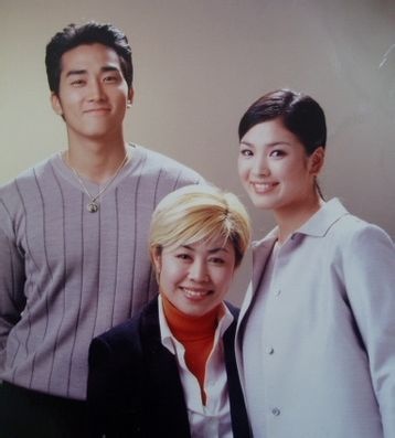 May mắn đến với Song Hye Kyo khi được mời đóng chính trong Trái tim mùa thu hợp tác với Song Seung Hun, Won Bin vào năm 2000.