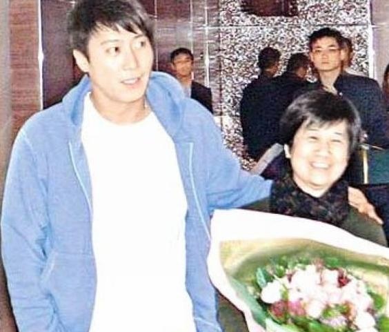 Lê Minh và mẹ nuôi.