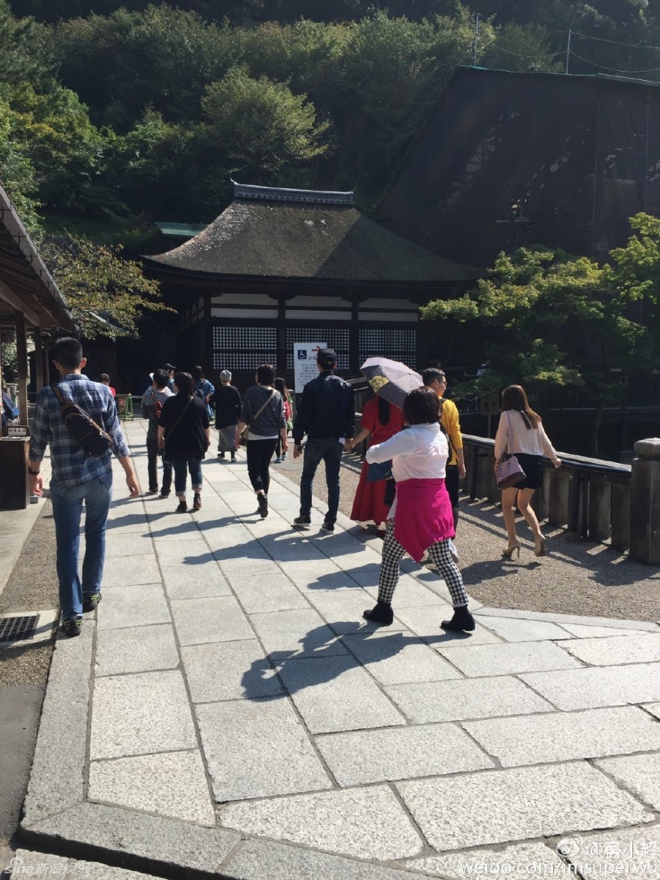 Nguồn tin cho biết cả hai ở chung phòng khi đến Nhật.