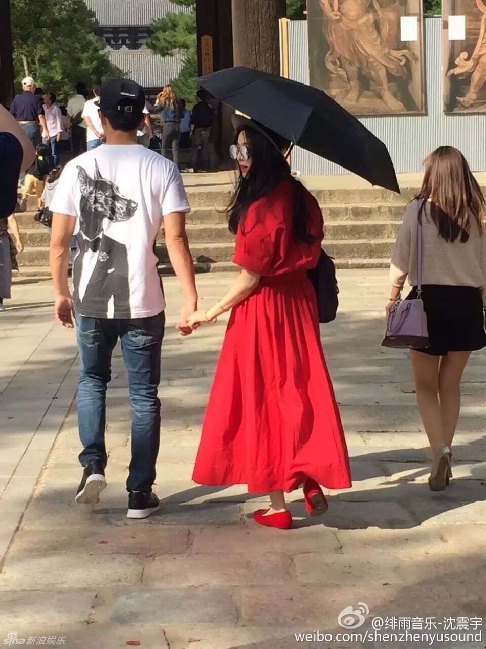 Họ giống như những vị khách du lịch thông thường. Không một người nào chú ý đến cả hai.