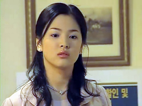 Hình ảnh Song Hye Kyo vào năm 2001 khi cô tham gia Người quản lý khách sạn.