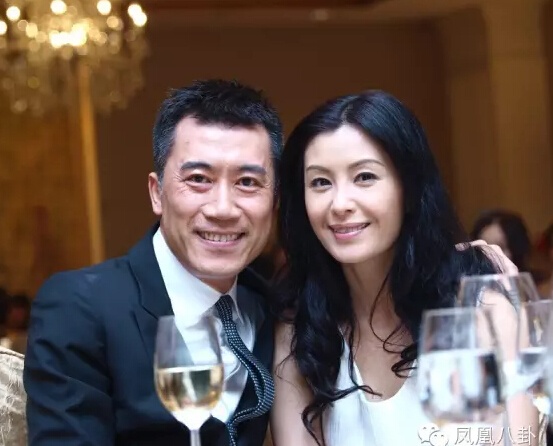 Ngũ Vịnh Vy và người chồng hiện tại. Cả hai không có con cái.