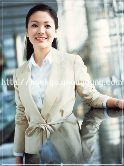 Duyên dáng, tinh tế, Song Hye Kyo khiến Hyun Bin và Lee Byung Hun từng lỗi nhịp. Tiếc là chuyện tình cảm của cô đến giờ vẫn là bí ẩn.