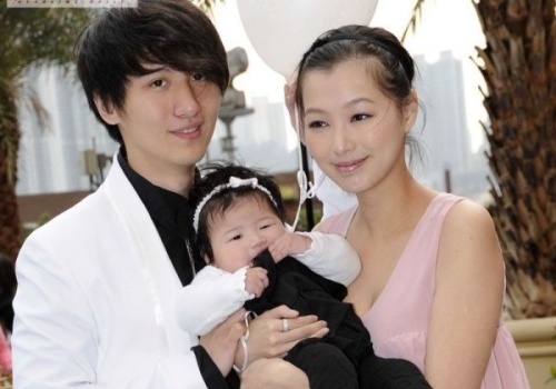 Sao Hong Kong tu tu de niu keo vo sau scandal ngoai tinh hinh anh