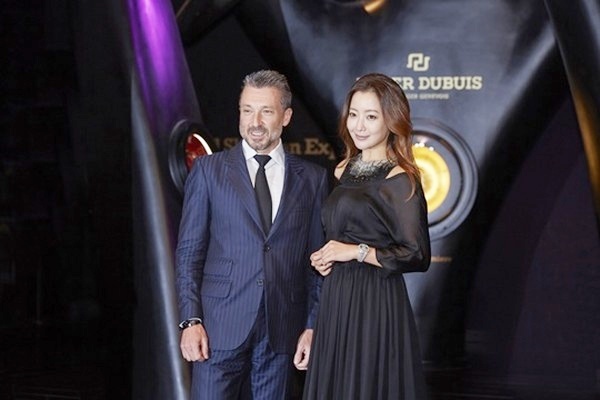 Từng một thời là nữ hoàng màn ảnh Hàn Quốc, Kim Hee Sun giờ không còn ở vị trí đỉnh cao như xưa. Tuy nhiên, nhắc đến cô, truyền thông vẫn nể trọng. Cô là hình mẫu tiêu biểu của diễn viên tài sắc, hạnh phúc.