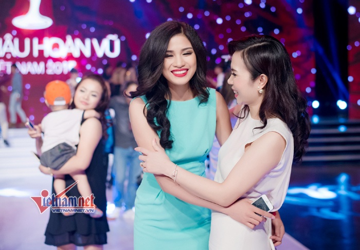 Doanh nhân Lưu Nga ôm Nguyễn Thị Thành trong đêm chung kết. Ảnh: Chí Linh.