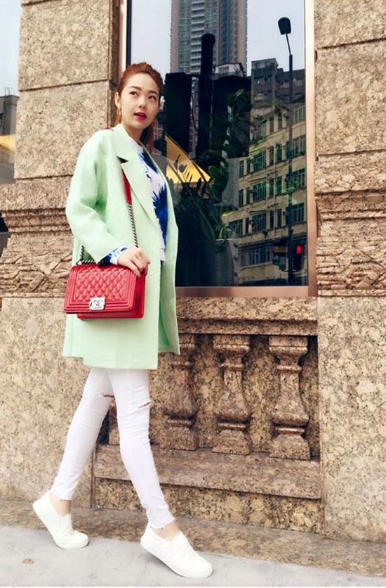 Túi Chanel Boy màu đỏ có giá khoảng 80 triệu đồng khiến Minh Hằng nổi bật hơn khi mix cùng quần trắng, áo khoác xanh nhẹ nhàng.