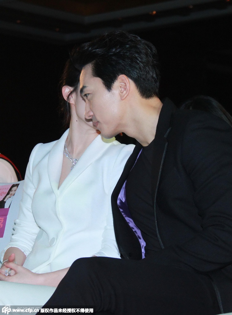 Người đẹp liên tục thủ thỉ với người yêu trước ống kính.