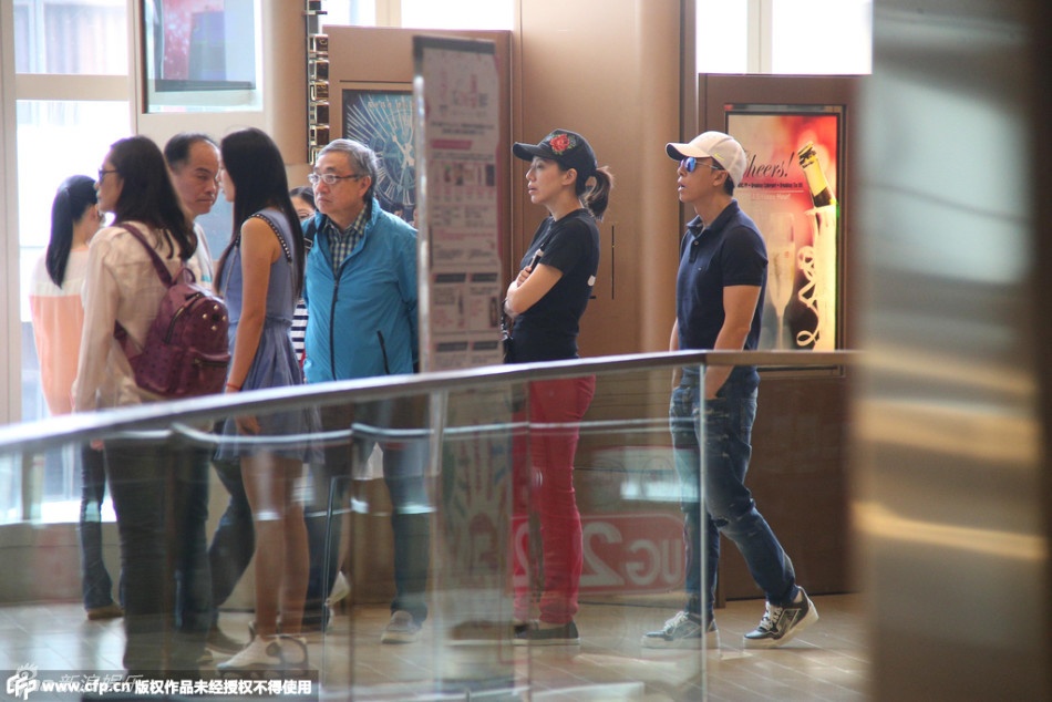 Ảnh lẳng lặng đứng cạnh vợ khi đến rạp chiếu phim.