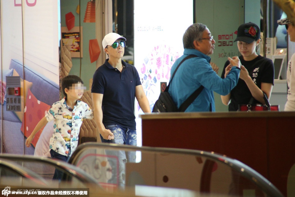 Chân Tử Đan dắt con trai xem phim.