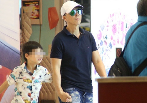 Chan Tu Dan dua vo con di choi hinh anh