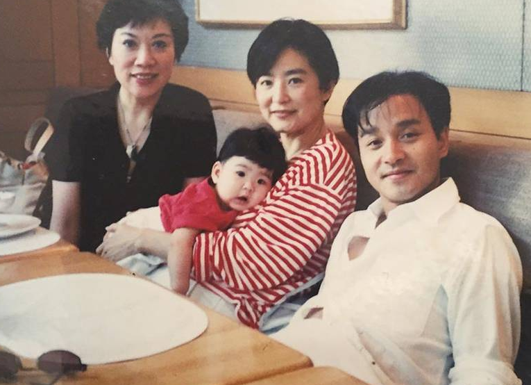 Nam Đô cho hay, mới đây trên trang cá nhân, Lâm Thanh Hà bùi ngùi chia sẻ ảnh quá khứ chụp cùng Trương Quốc Vinh. Những hình ảnh đã từ 17 năm trước. Trong hình, Lâm Thanh Hà bế con gái chụp cùng bạn thân quá cố.