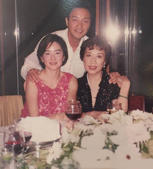 Trong tiệc sinh nhật Trương Quốc Vinh 42 tuổi, Lâm Thanh Hà có mặt chúc mừng anh. 